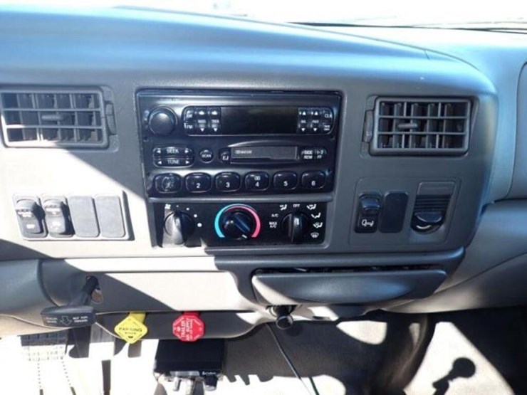 2005-ford-f750-xlt-image-19