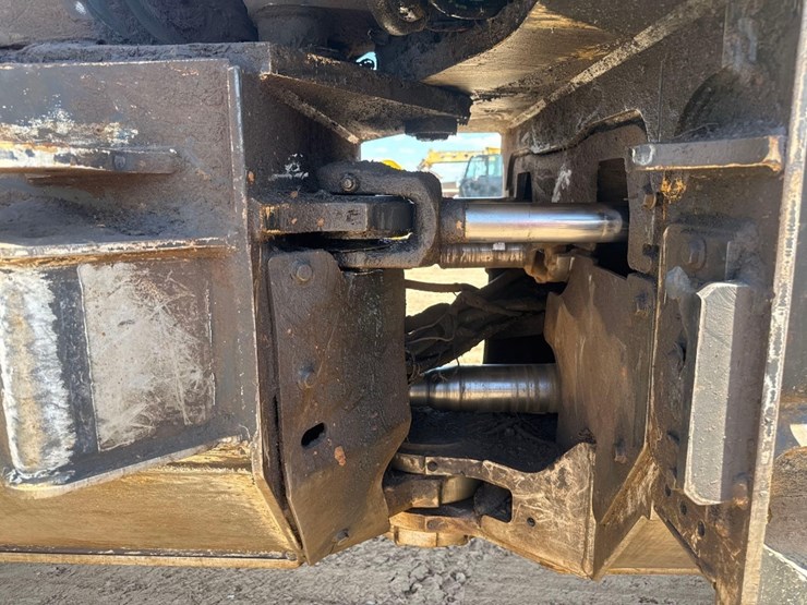 2010-deere-648h-image-17