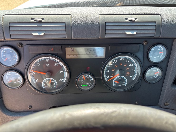 #208-•-2016-freightliner-cascadia-image-11