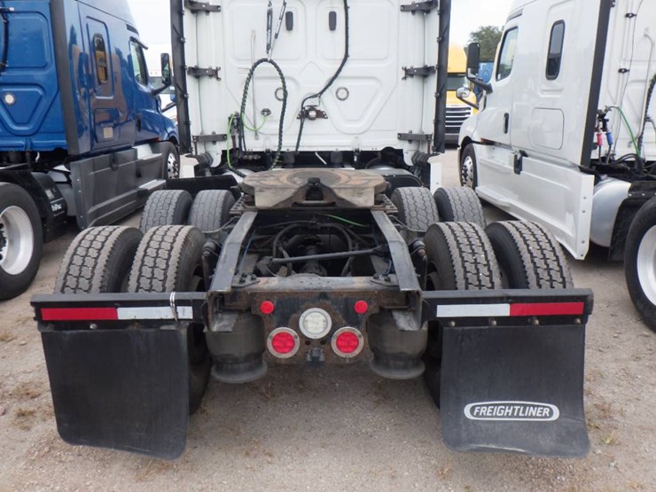 2023-freightliner-cascadia-126-image-6