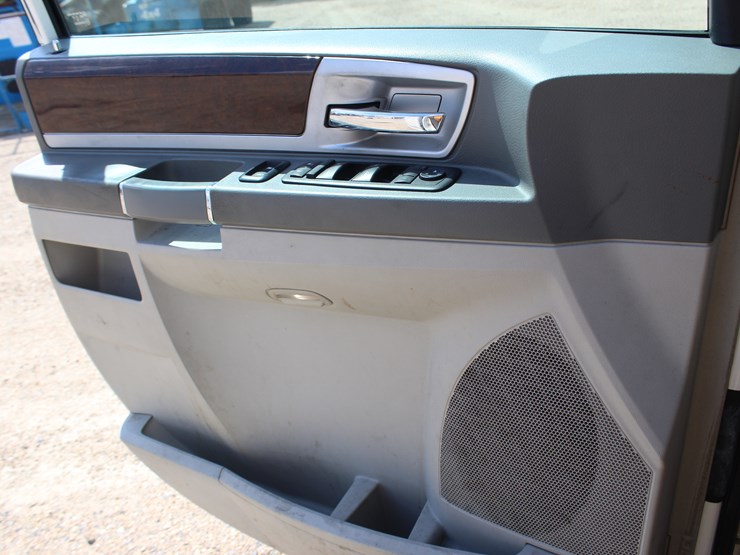 2010-chrysler-town-&-country-image-14
