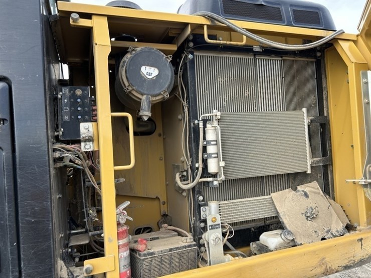 2017-caterpillar-320fl-image-39