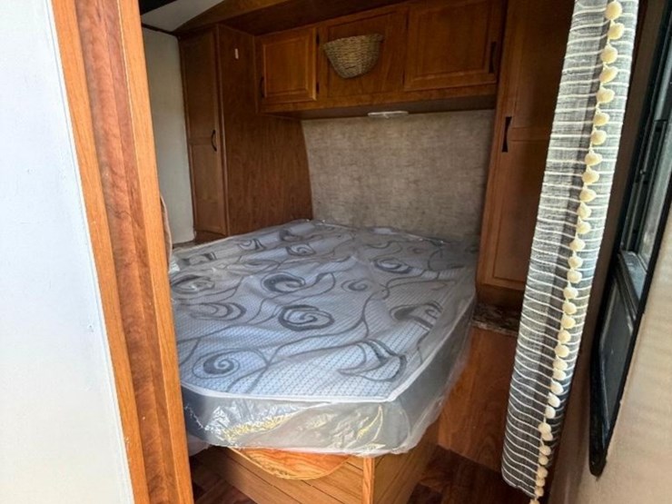 2016-creekside-24'-camper-(slide,-awning,-tandem-image-11