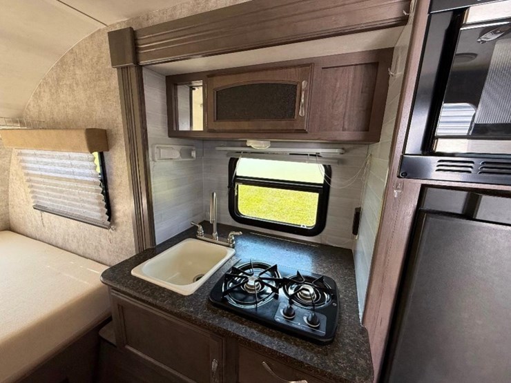 2016-winnebago-winnie-drop-wd1780-camper-image-12