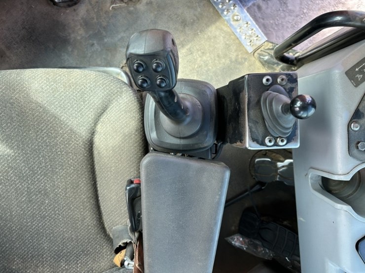 2019-caterpillar-555d-image-19
