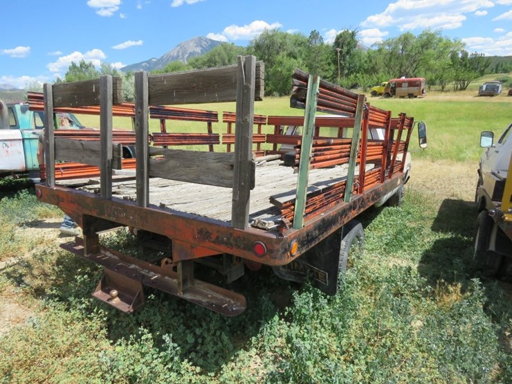 1972-dodge-d300-1-ton-pickup-with-stock-bed-image-3