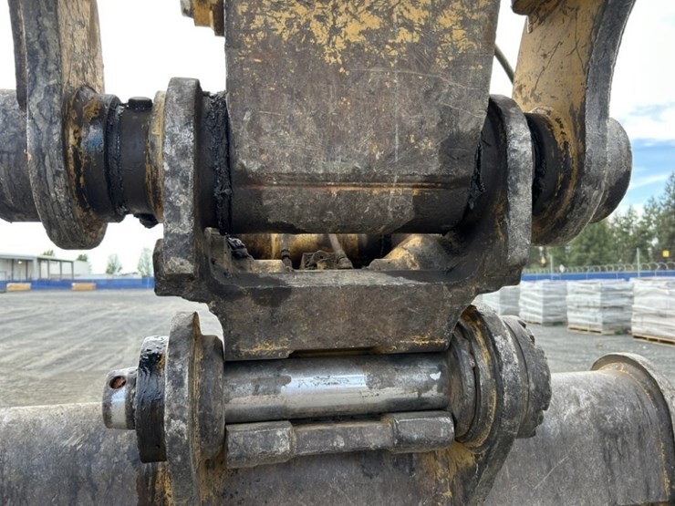 2017-caterpillar-320fl-image-11