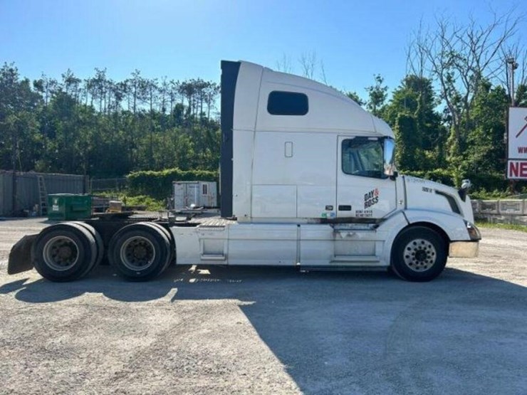 2015-volvo-t/a-hiway-tractor---sleeper-4v4nc9eh3fn-image-3
