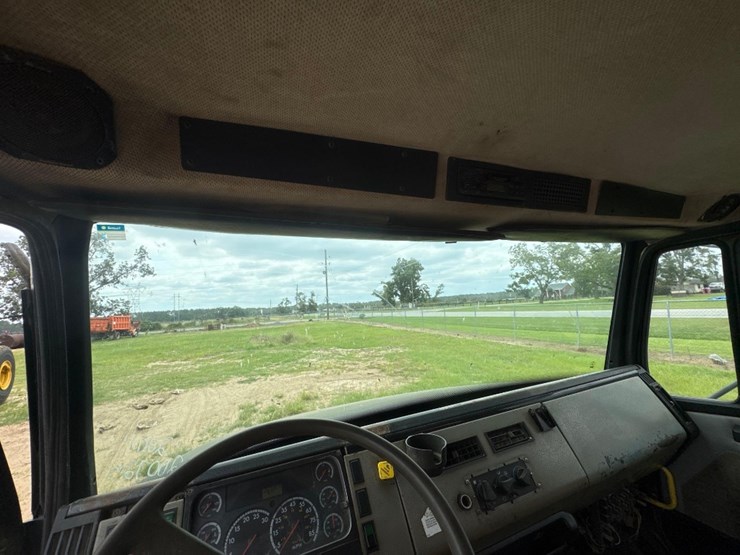 2001-freightliner-fl70-image-24