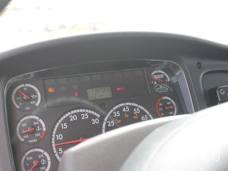 2014-freightliner-business-class-m-2-image-12