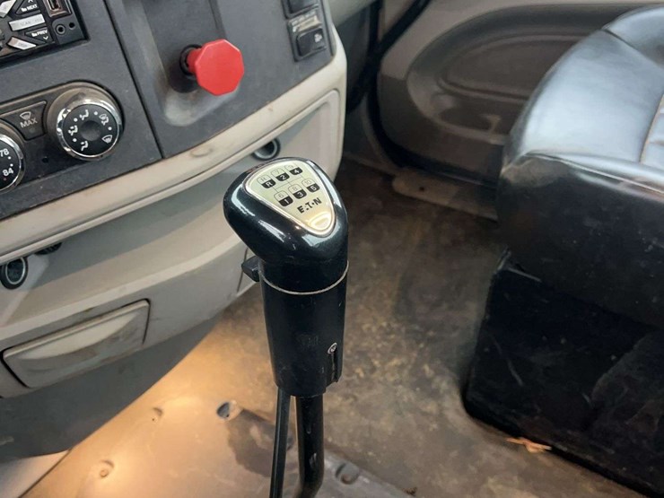 2018-peterbilt-t/a-daycab-semi-truck-image-29