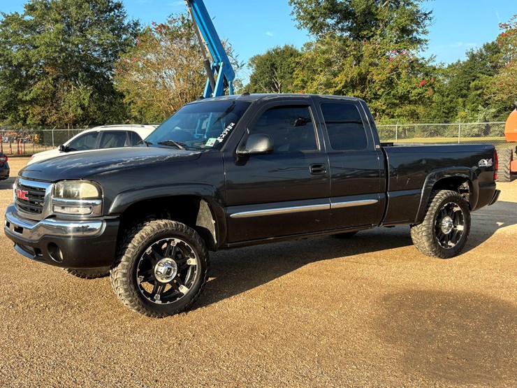 2004-gmc-1500-image-1