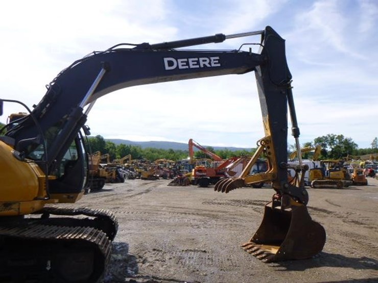 2011-deere-225d-lc-image-38