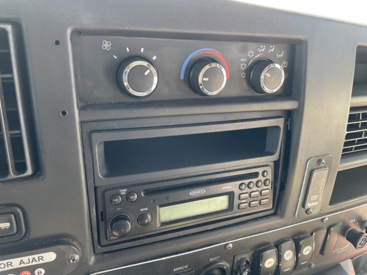 2015-chevrolet-express-paratransit-bus-image-27