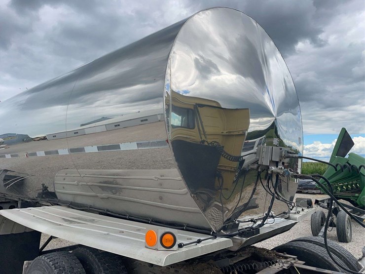 stainless-steel-7000-gallon-tanker-image-56