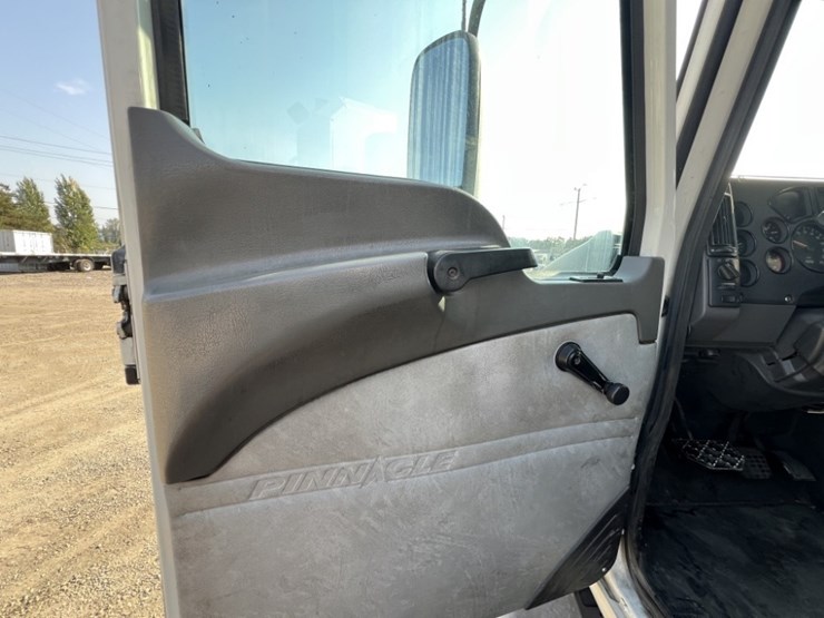 2012-mack-cxu613-t/a-truck-tractor-image-24