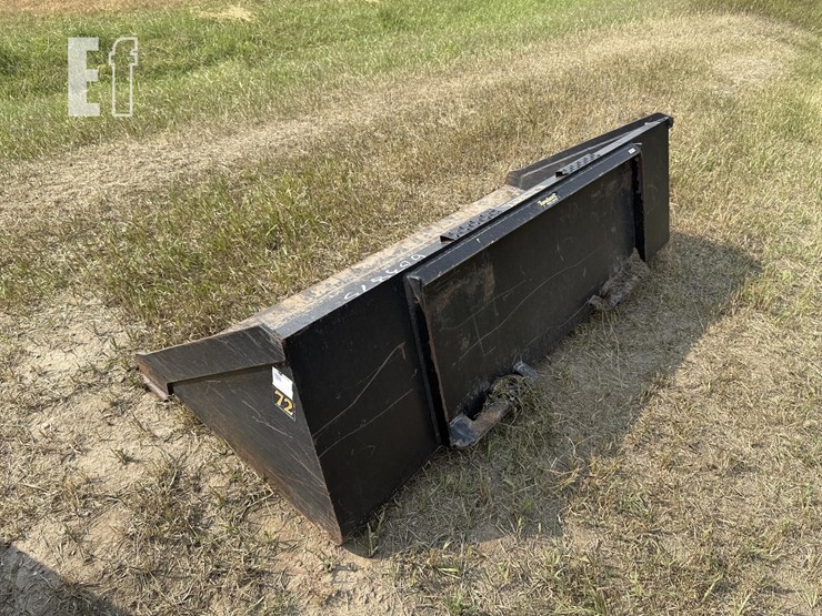 tomahawk-72-inch-skid-steer-dirt-bucket-image-7