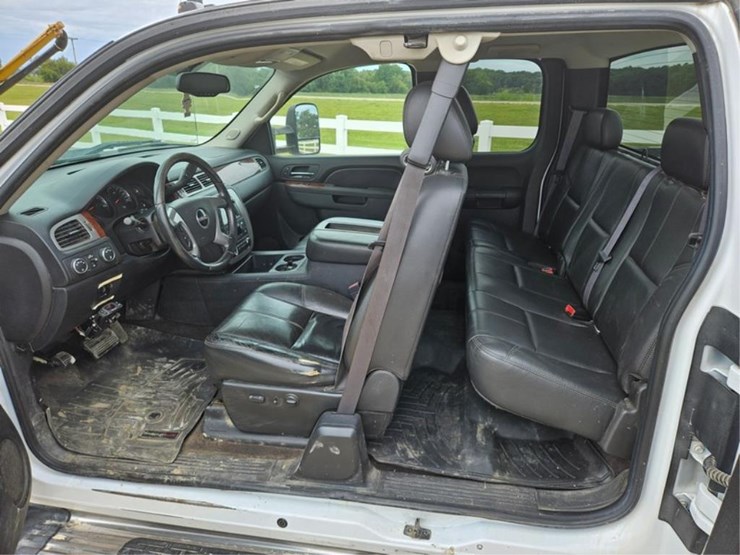 2011-gmc-3500-image-16
