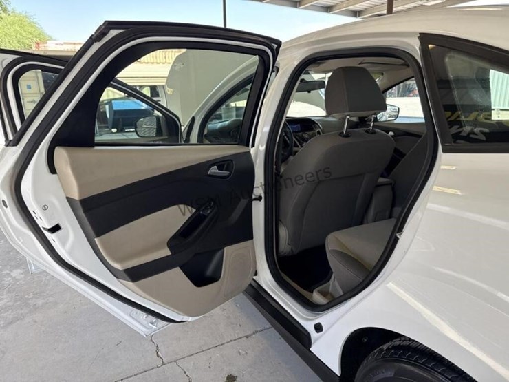 2012-ford-focus-se-sdn-image-24