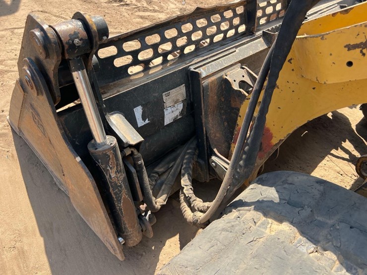 2015-caterpillar-299d-image-12