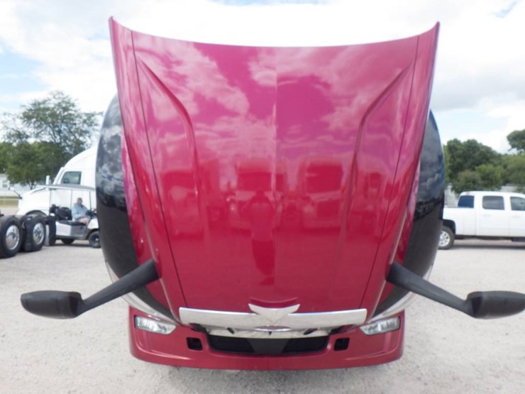 2023-peterbilt-579-image-13