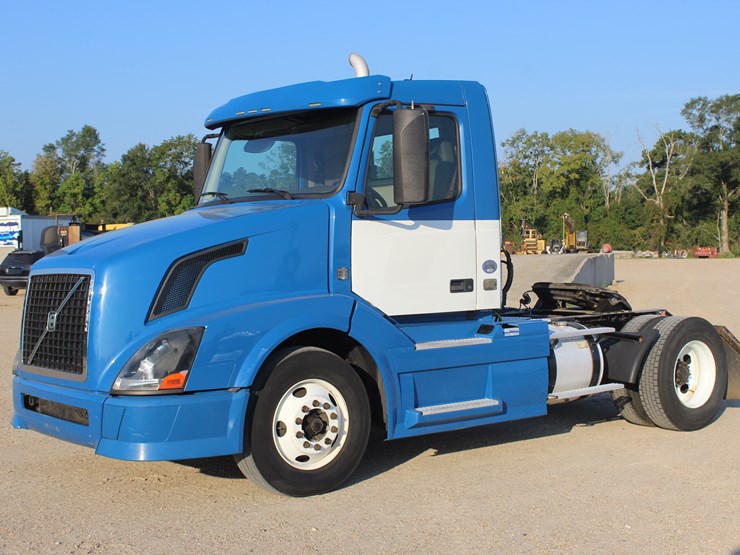 2015-volvo-vnl42t300-image-1