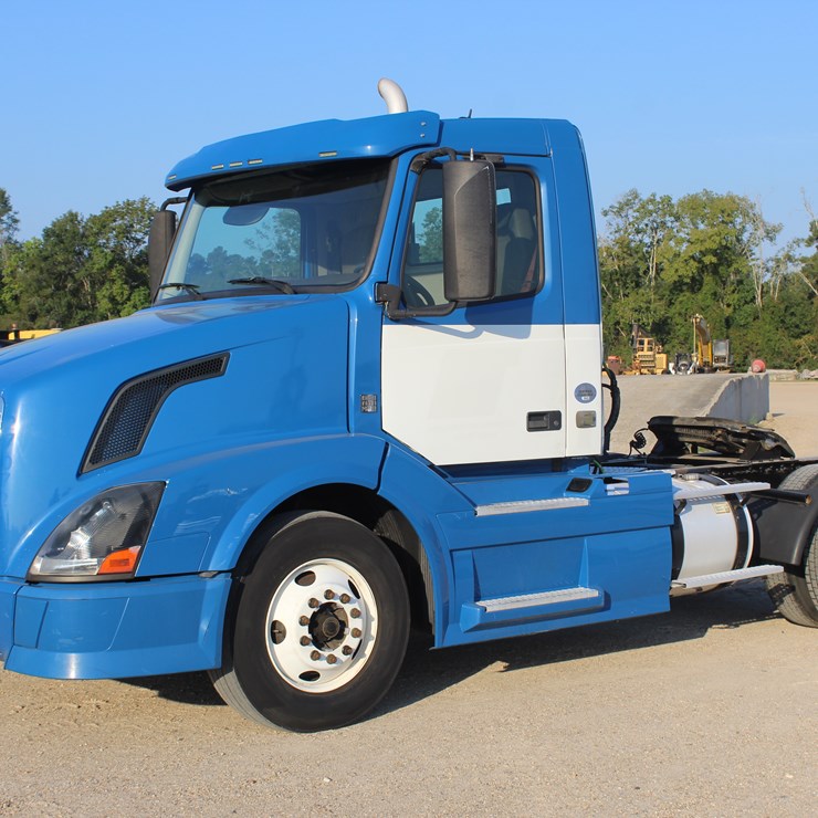 2015 VOLVO VNL42T300