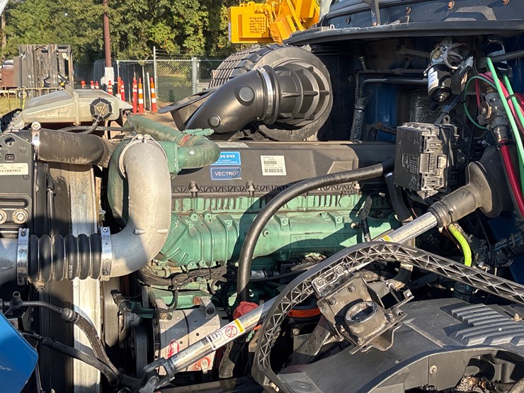 2015-volvo-vnl42t300-image-16