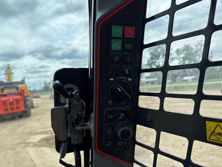2021-bobcat-t66-image-28
