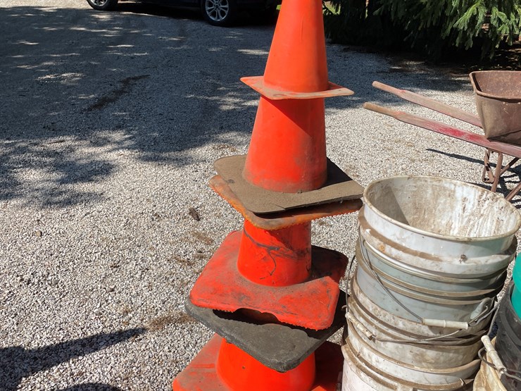 #1682-•-(8)-plastic-pails-and-cunes-image-3