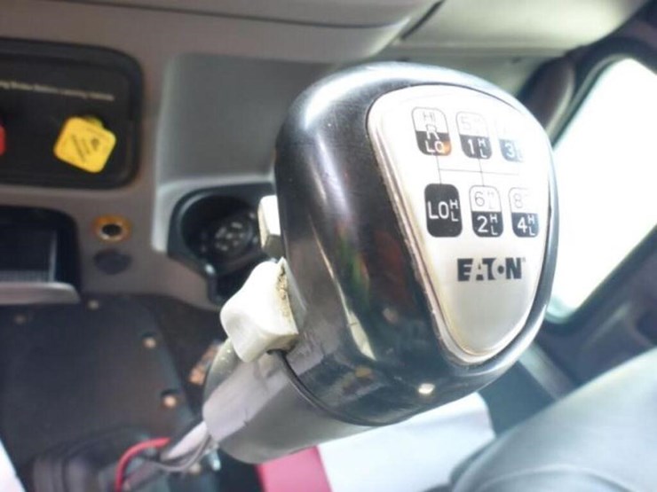 2015-peterbilt-367-image-15