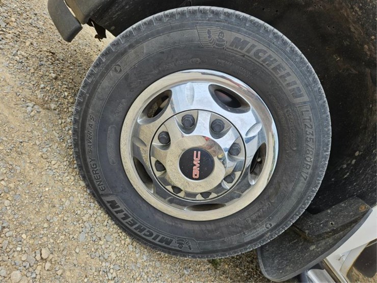 2011-gmc-3500-image-40