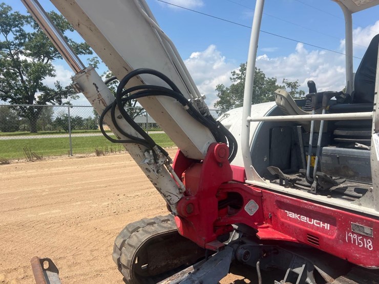 2015-takeuchi-tb260-image-12