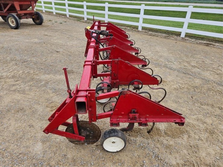 #264-•-ih-233-6-row-30"-3pt-cultivator-image-2