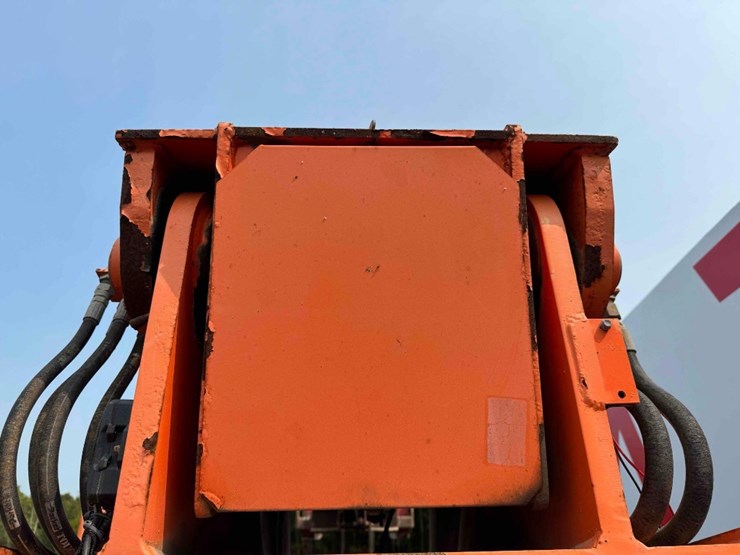 2013-jlg-8042-image-41