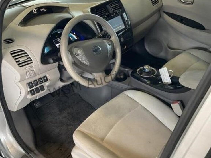 2014-nissan-leaf-sv-hatchback-image-23