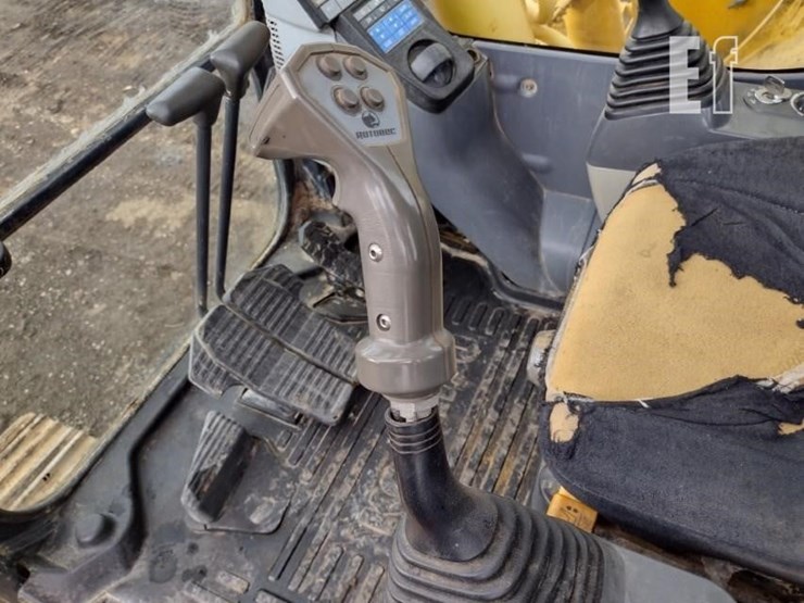 komatsu-pc220-lc-8-image-10