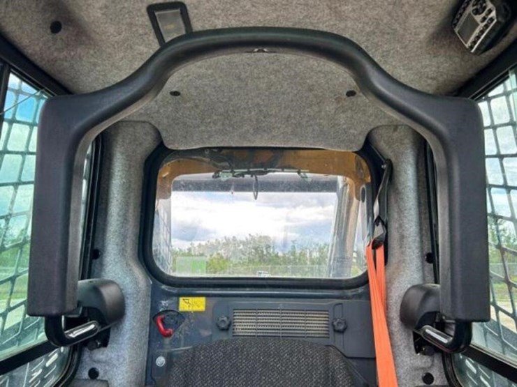 2017-deere-320e-image-23