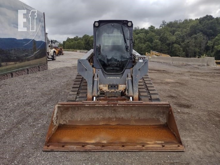 2015-deere-329e-image-2