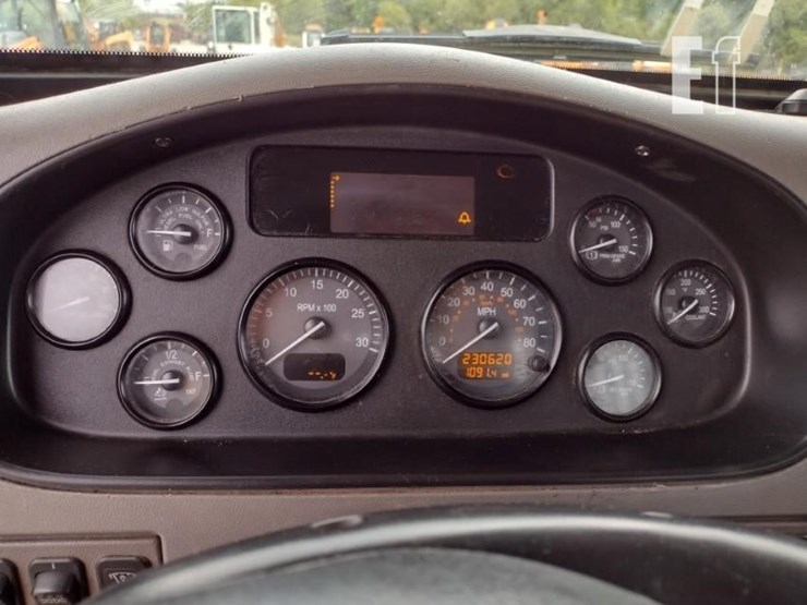 2016-peterbilt-348-image-12