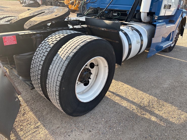 2015-volvo-vnl42t300-image-7