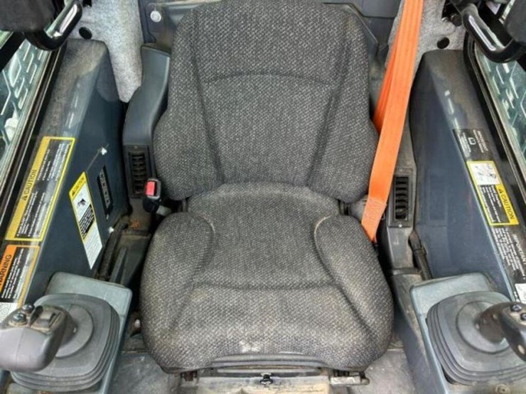 2017-deere-320e-image-22