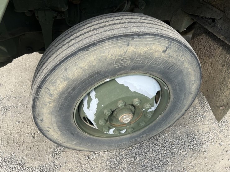 2009-am-general-m915a1-image-9