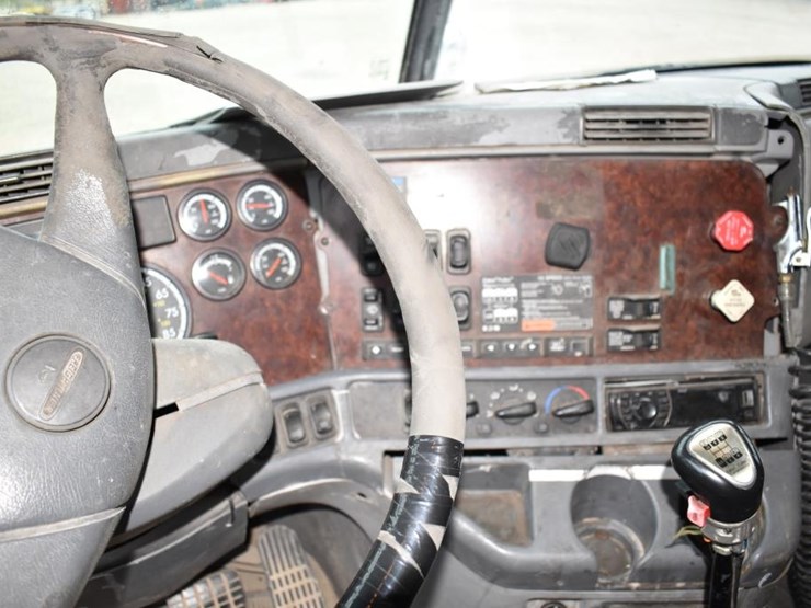 2006-freightliner-century-truck-(vin-#-1fujbbck36pu33831)-(showing-appx-62,-image-15