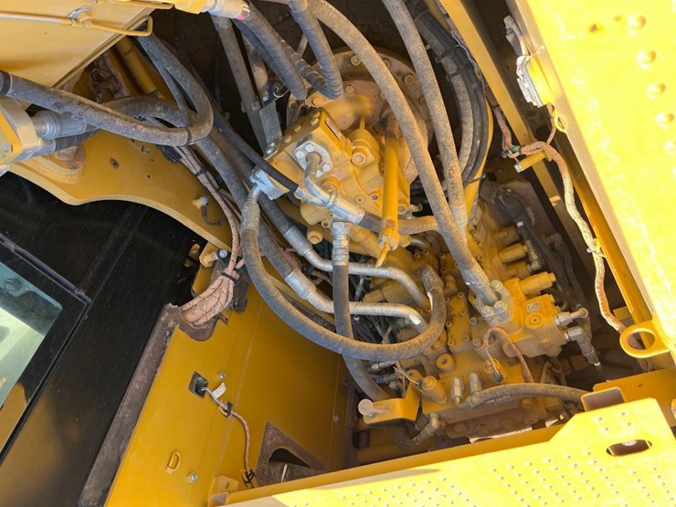 2017-caterpillar-323fl-image-30