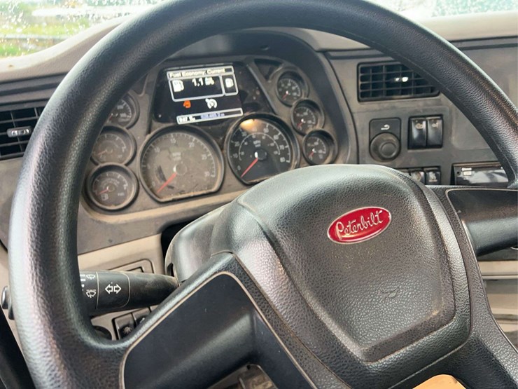 2018-peterbilt-t/a-daycab-semi-truck-image-31