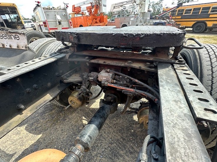2008-peterbilt-335-image-19