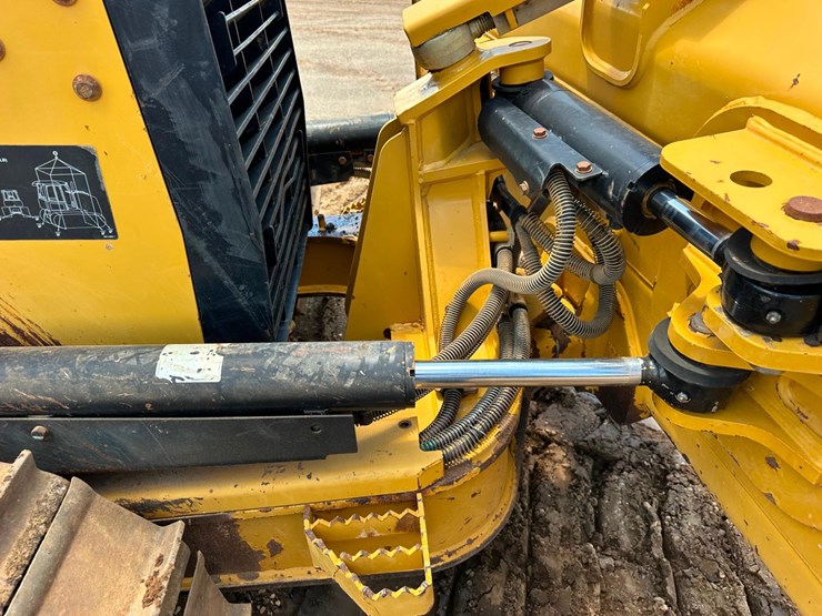 2017-caterpillar-d5-image-9