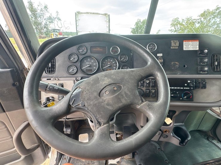 2013-peterbilt-388-image-24
