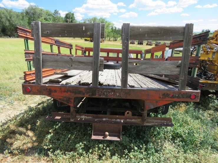 1972-dodge-d300-1-ton-pickup-with-stock-bed-image-4